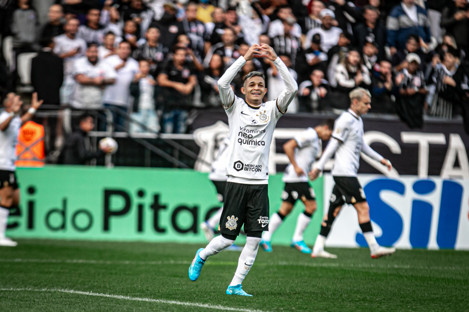 Adson comemora gol na vitria do Corinthians diante o Juventude