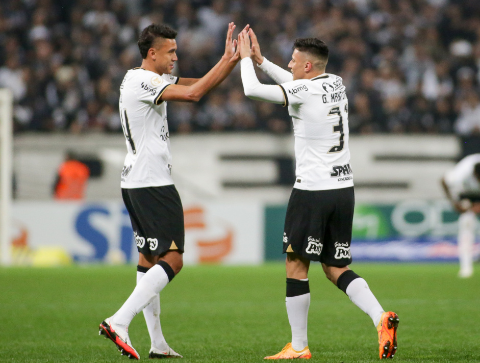 Cantillo e Mantuan comemorando o gol marcado pelo jovem na vitria do Corinthians