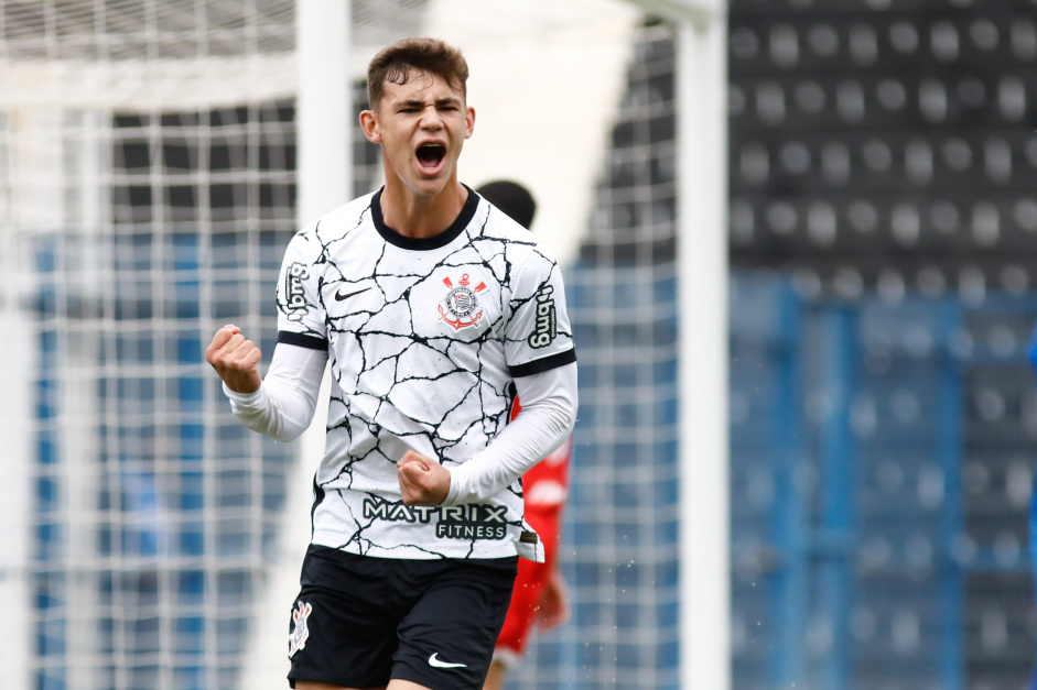 Gabriel Moscardo marcou o primeiro gol da vitria do Corinthians Sub-17