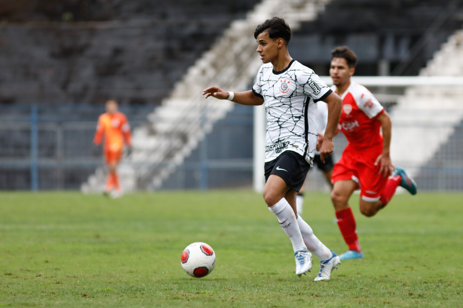 Guilherme Henrique durante vitria do Corinthians Sub-17