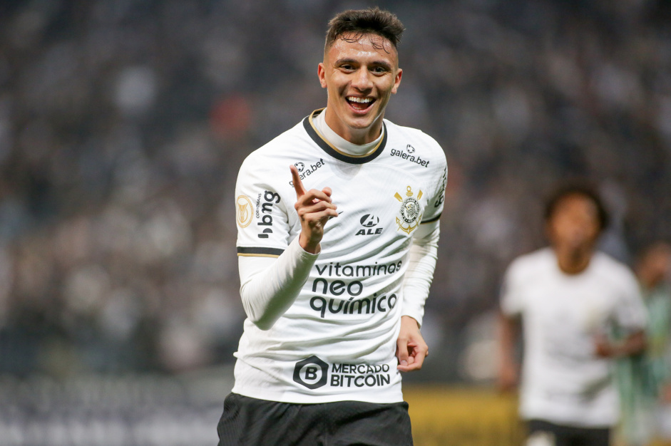 Gustavo Mantuan comemora o gol marcado na vitria contra o Juventude