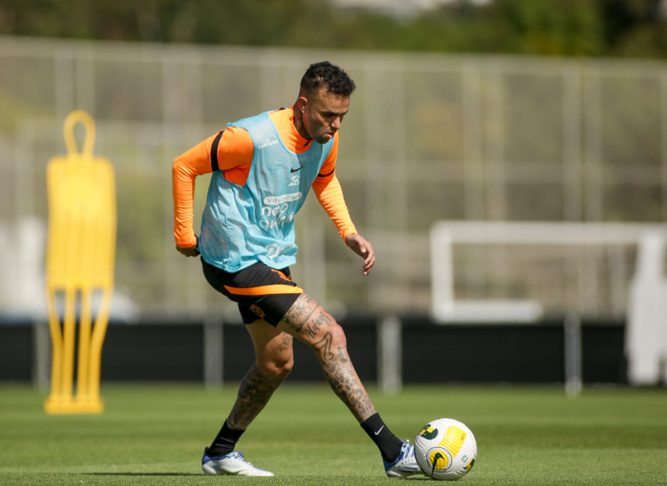 Luan durante treino do Corinthians