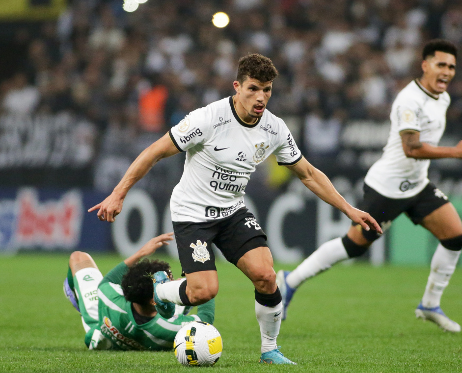 Rafael Ramos durante a vitria do Corinthians contra o Juventude; ele deu o passe para o primeiro gol, de Adson