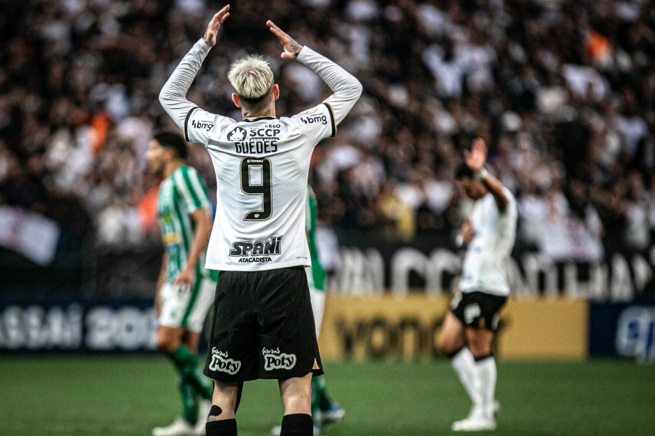 Rger Guedes lamenta jogada em lance da vitria do Corinthians