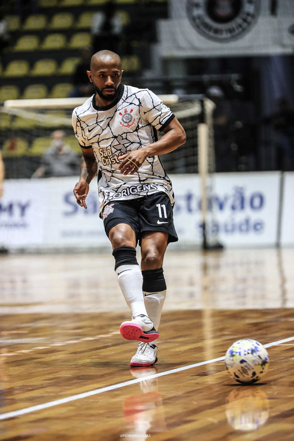 Henrique arrisca passe durante a partida contra o Jaragu Futsal