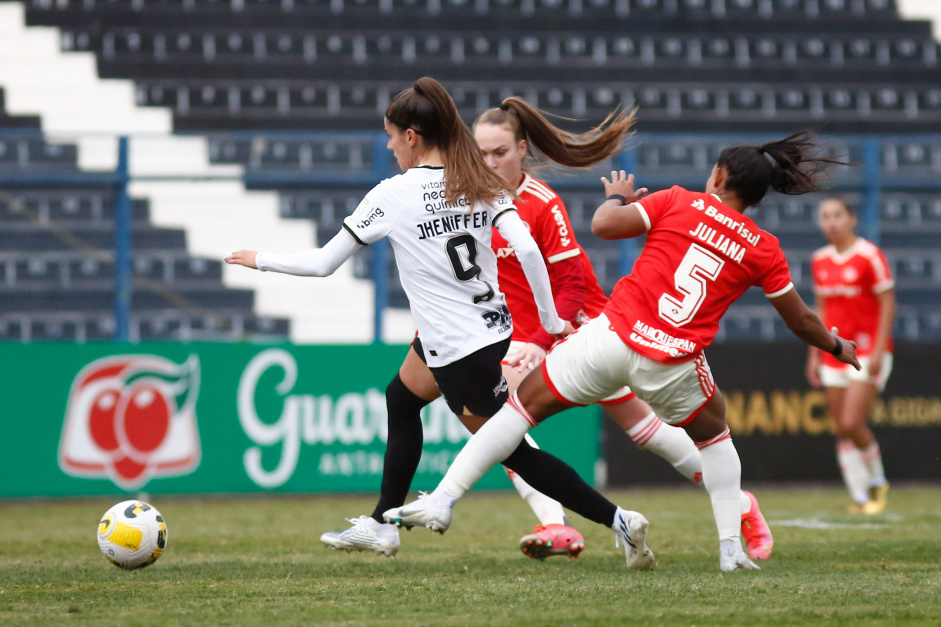 Jheniffer durante o duelo entre Corinthians e Internacional pelo Brasileiro Feminino
