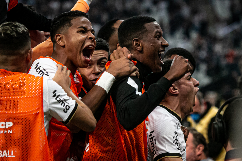 Elenco do Corinthians durante comemoração de gol contra o Santos Elenco do Corinthians durante comemoração de gol contra o Santos
