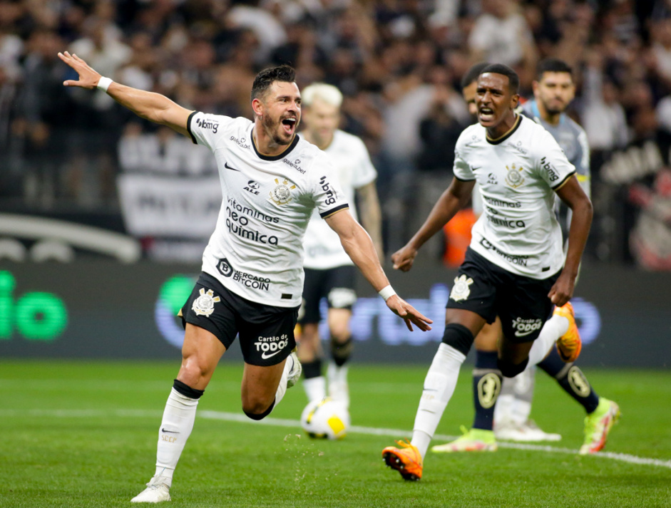 Giuliano celebra gol marcado, o quarto do Corinthians contra o Santos