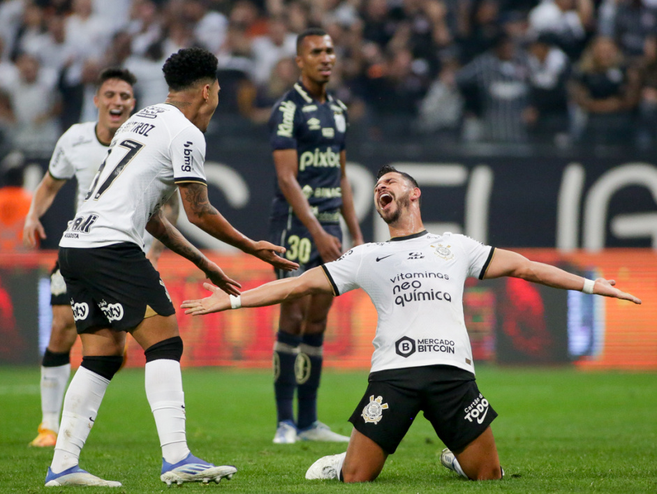 Giuliano comemora ajoelhado gol marcado na vitria do Corinthians contra o Santos, nas oitavas de final