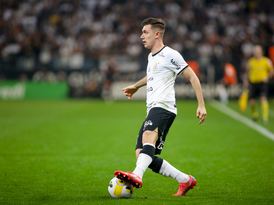 Lucas Piton tem sido deslocado para vários setores em meio à busca do Corinthians por resultados na temporada Lucas Piton tem sido deslocado para vários setores em meio à busca do Corinthians por resultados na temporada