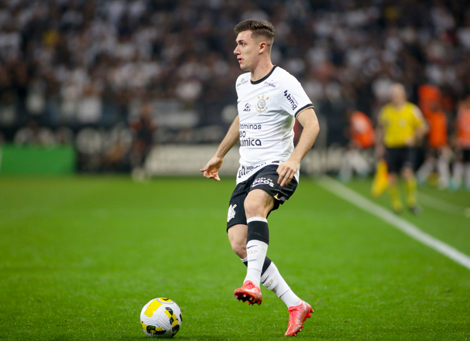 Lucas Piton em ao durante a vitria do Corinthians sobre o Santos