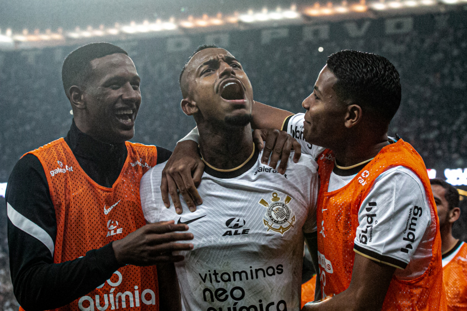 Raul com jovens da base aps gol do zagueiro diante do Santos