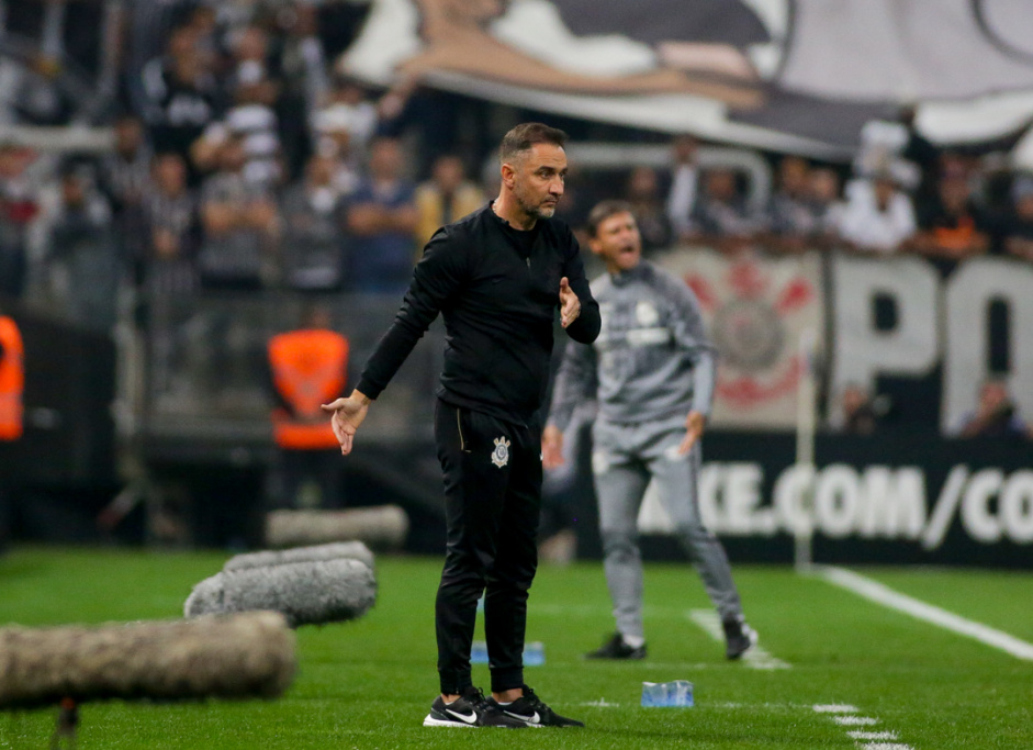 Vítor Pereira no comando da equipe durante goleada do Corinthians