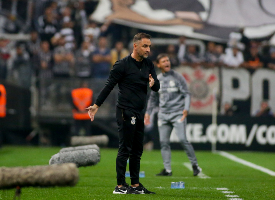 Vtor Pereira no comando da equipe durante goleada do Corinthians