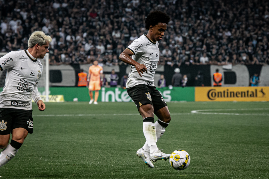 Willian em ao em jogo contra o Santos