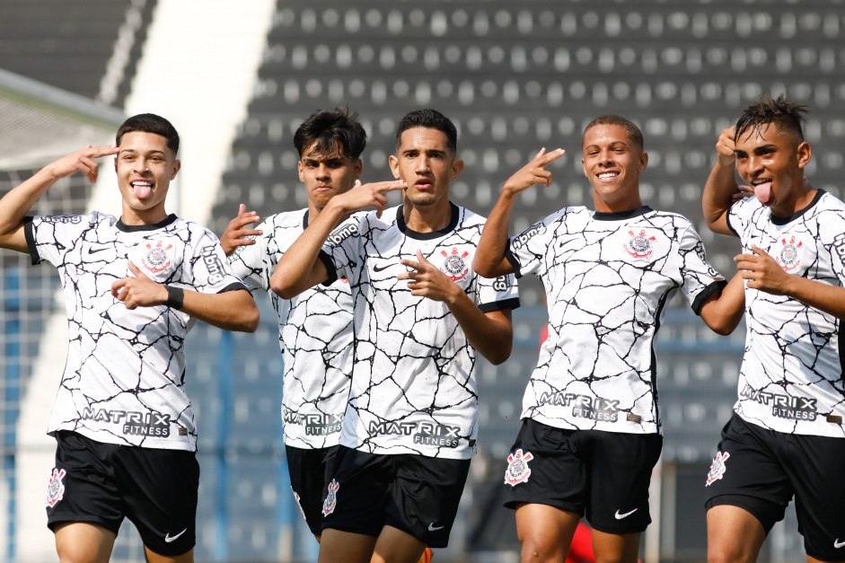 Elenco do Corinthians Sub-17 comemora o gol de Adryan