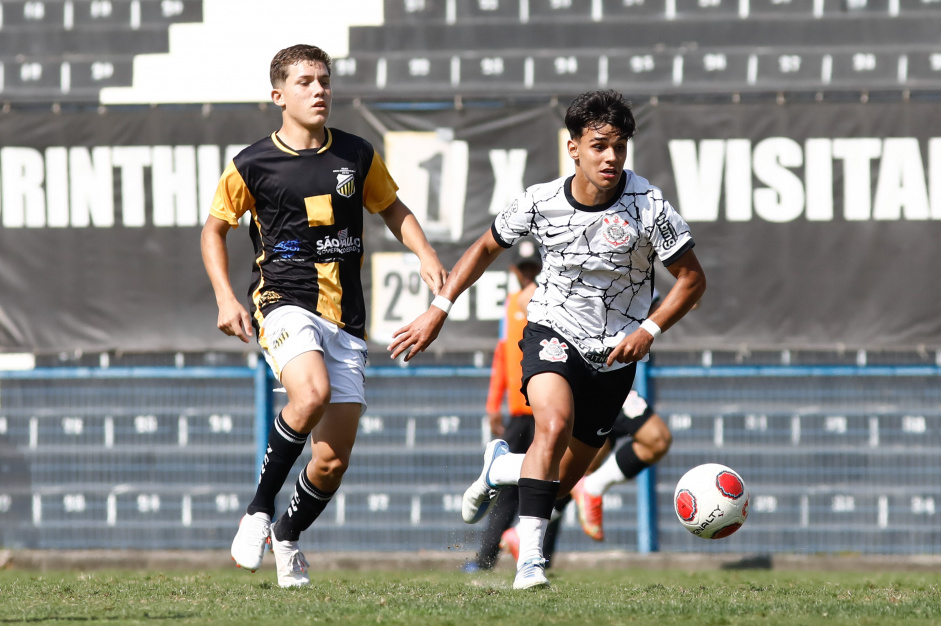 Guilherme disputa a bola durante o jogo contra o Novorizontino pelo Paulista Sub-17