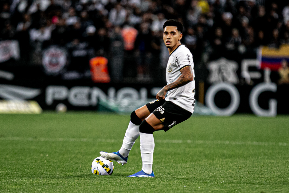 Du Queiroz em campo contra o Santos neste sbado