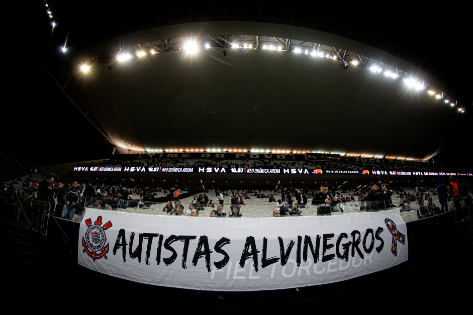 Faixa exposta por torcedores do Corinthians na Neo Qumica Arena