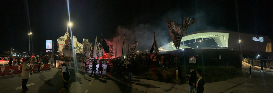 Festa da torcida corinthiana na entrada da Neo Qumica Arena antes de jogo com o Boca