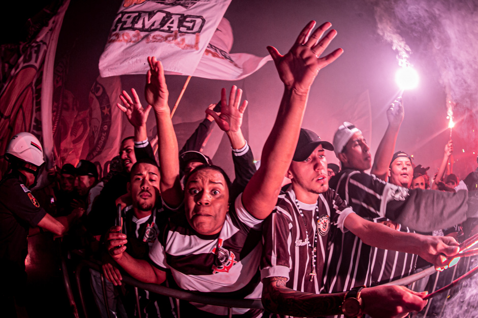 No detalhe: festa da torcida antes do jogo