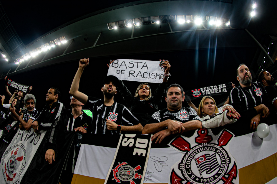 Torcedores do Corinthians se posicionaram contra o racismo no jogo com o Boca Juniors