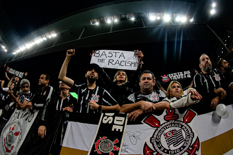 Torcedores do Corinthians se posicionaram contra o racismo no jogo com o Boca Juniors Torcedores do Corinthians se posicionaram contra o racismo no jogo com o Boca Juniors