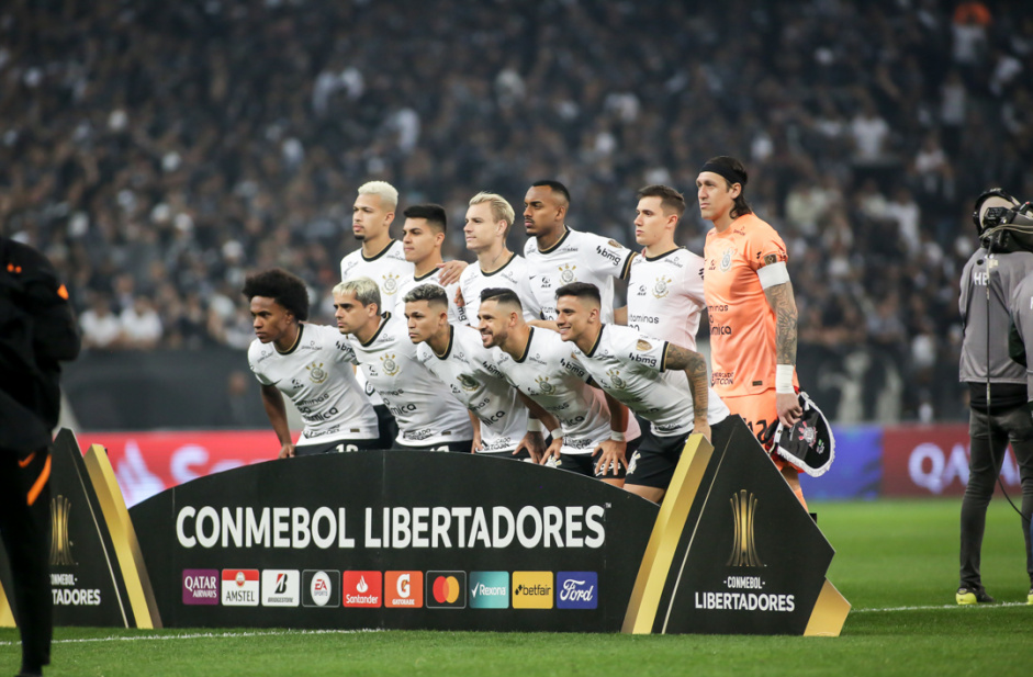 Elenco do Corinthians antes do jogo contra o Boca Juniors - oito dos titulares saíram da base