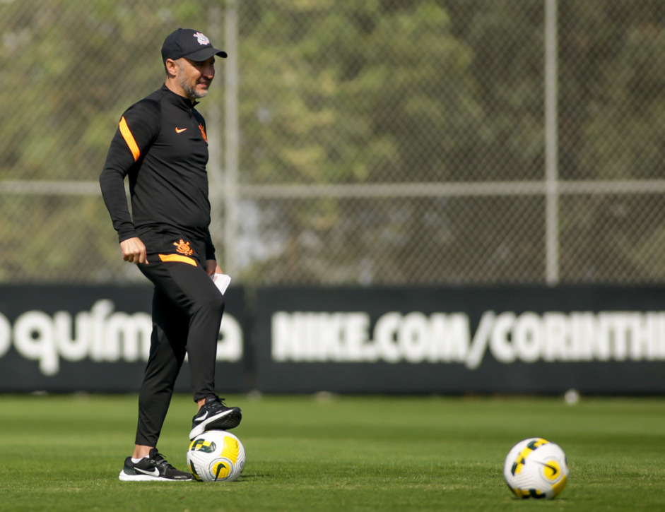Vítor Pereira no treino do elenco no CT Joaquim Grava Vítor Pereira no treino do elenco no CT Joaquim Grava