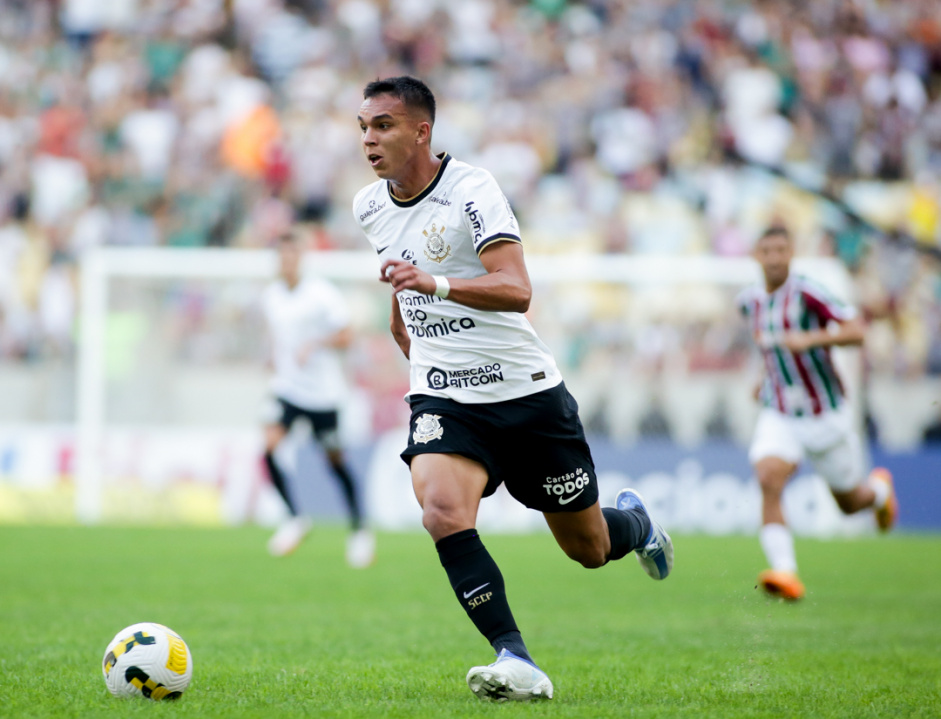 Giovane fez sua primeira partida como titular do Corinthians contra o Fluminense; jogador tem mais dez dias de contrato