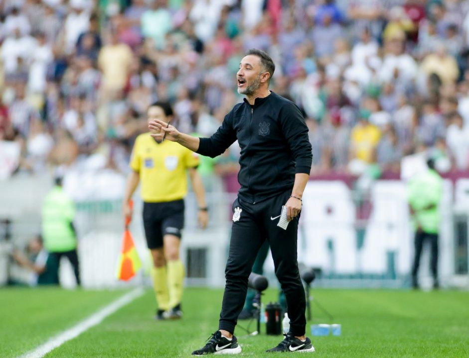 Tcnico Vtor Pereira na beira do gramado no Maracan contra o Fluminense