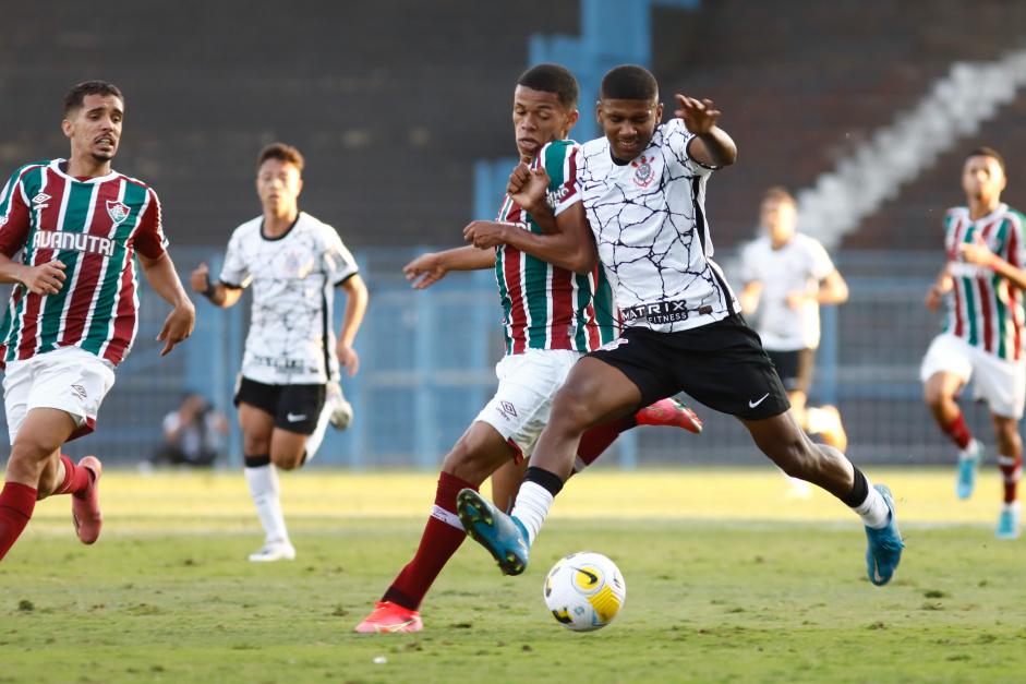 O lateral-esquerdo Vitor Meer contra o Fluminense pelo Sub-20