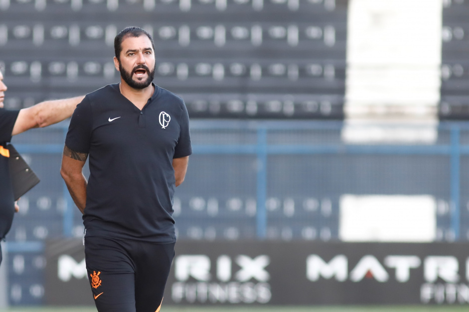 O tcnico Danilo comanda o Sub-20 do Corinthians