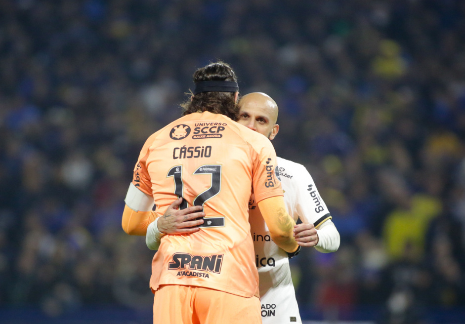 Cssio e Fbio Santos se cumprimentam durante a disputa de pnaltis