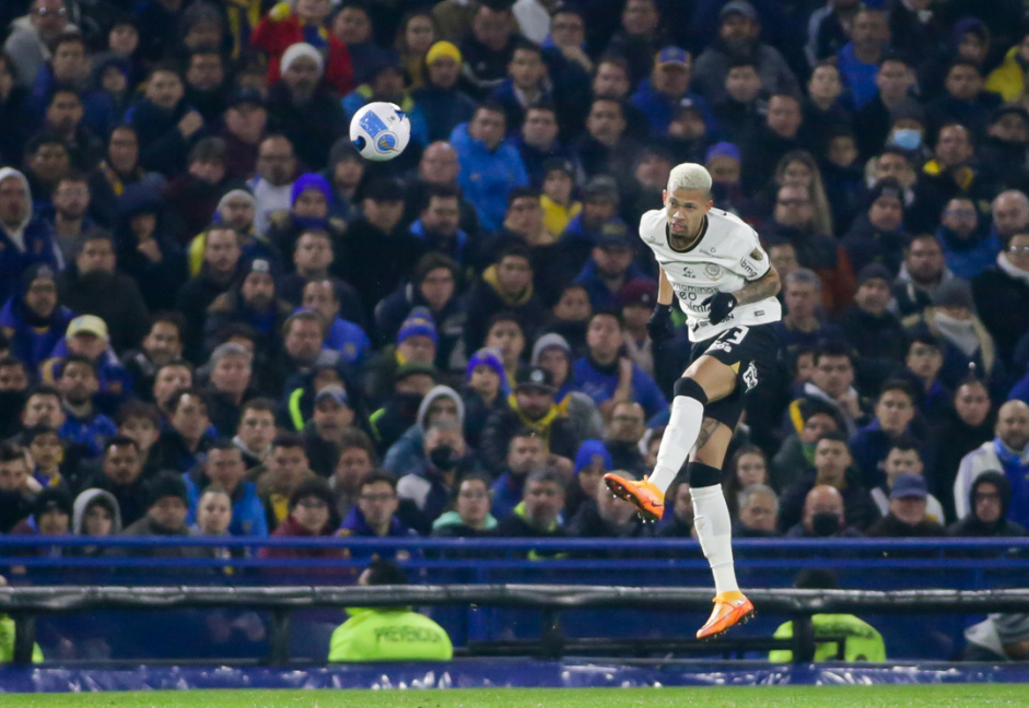 Joo Victor afasta a bola na partida contra o Boca Juniors