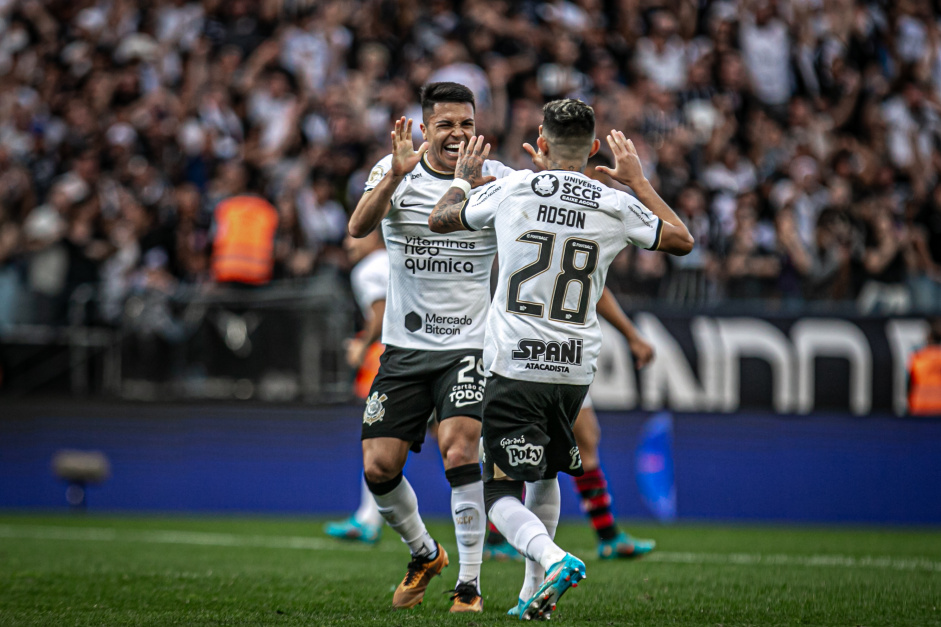 Adson e Roni comemorando o gol do Corinthians diante do Flamengo