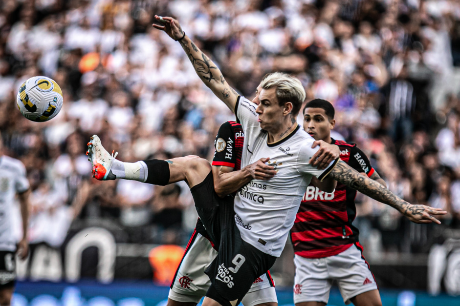 Rger Guedes contra o Flamengo