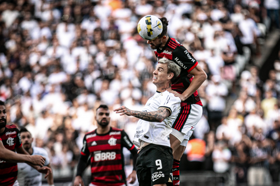 Róger Guedes em ação contra o Flamengo