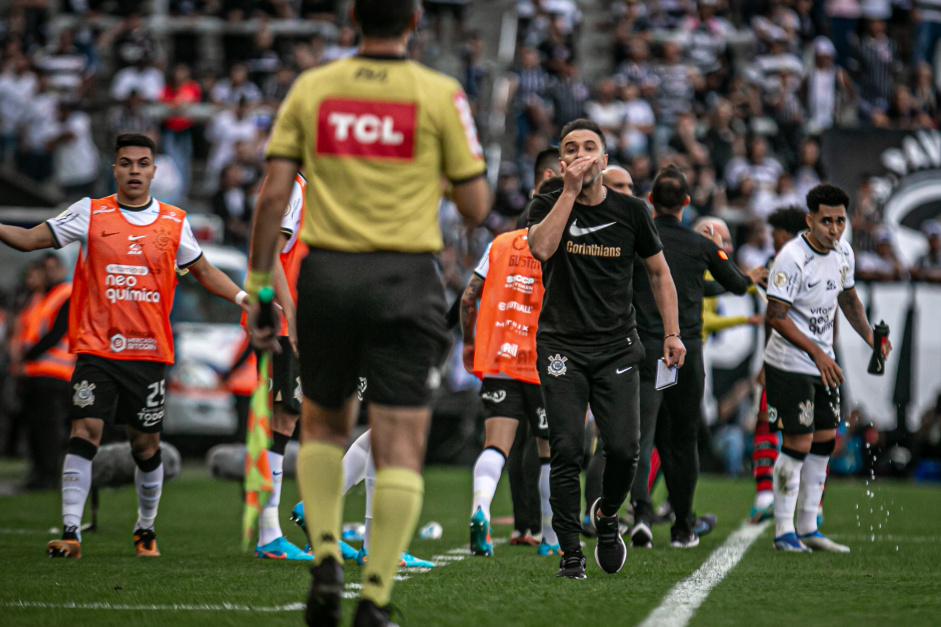 Vtor Pereira reclamando com a arbitragem durante jogo do Corinthians
