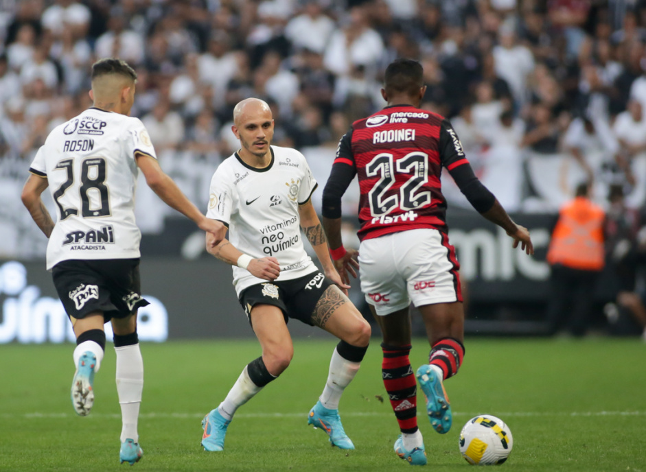 Adson e Fbio Santos em ao na vitria contra o Flamengo