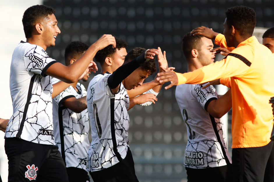 Elenco do Corinthians Sub-20 comemora o gol de Pedrinho