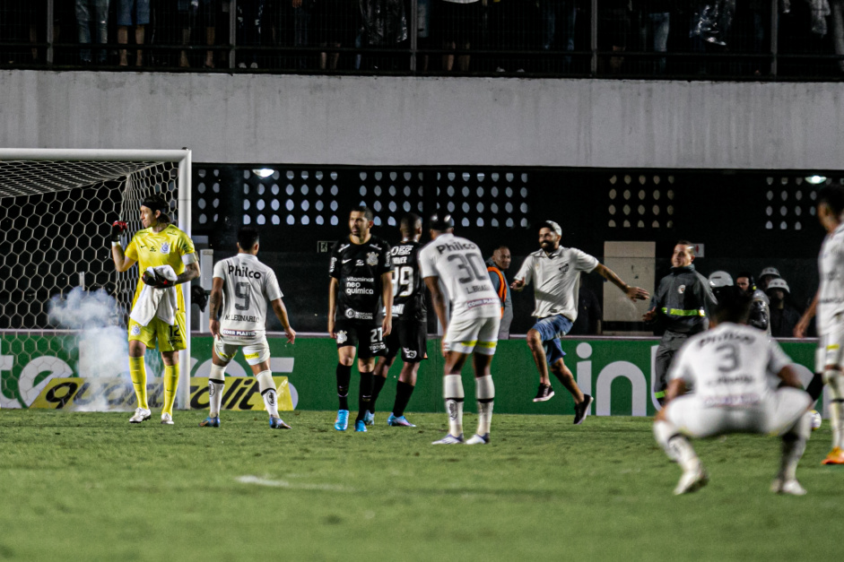 Torcedores do Santos  invadiram o gramado aps a partida e tentaram agredir atletas do Corinthians