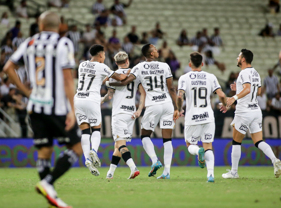 Du Queiroz, Rger Guedes, Raul Gustavo, Gustavo Silva e Giuliano em comemorao do gol do Corinthians