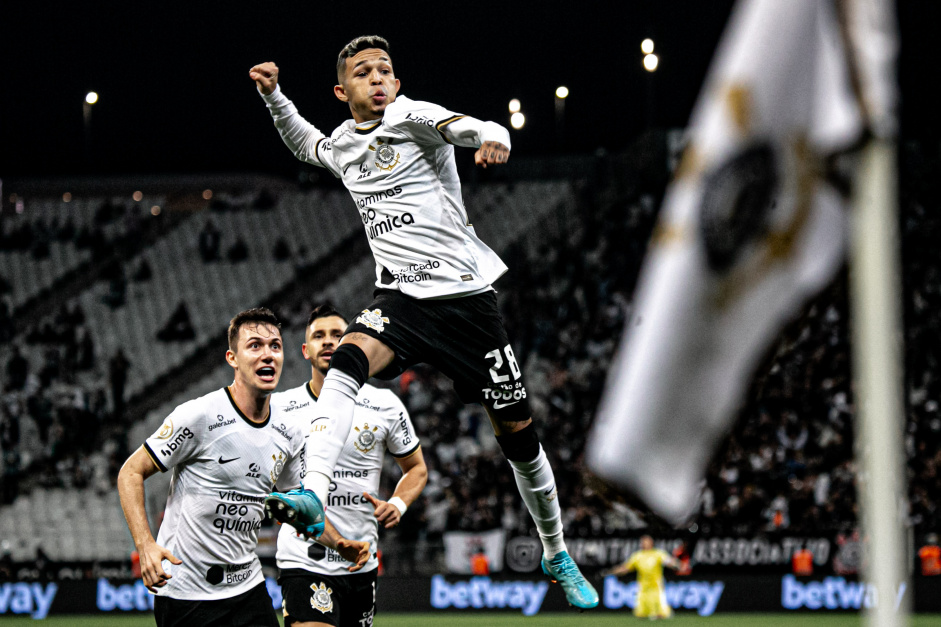 Adson marcou o segundo gol do Corinthians e ajudou a garantir a vitria contra o Coritiba