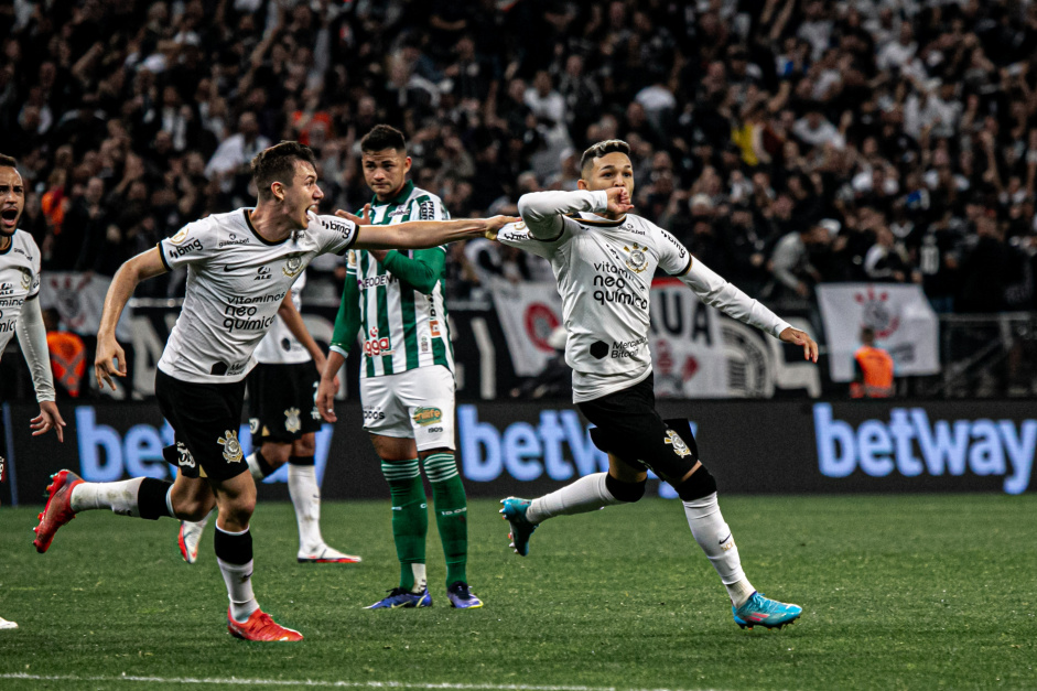 Adson em comemorao de gol pelo Corinthians