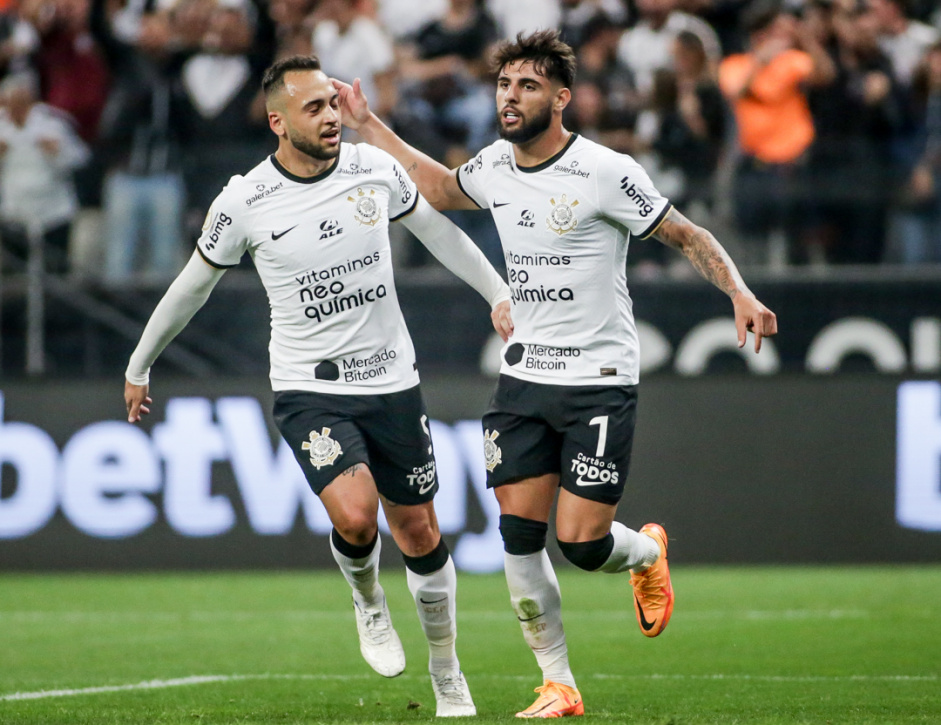 Maycon e Yuri Alberto comemoram gol marcado pelo Corinthians
