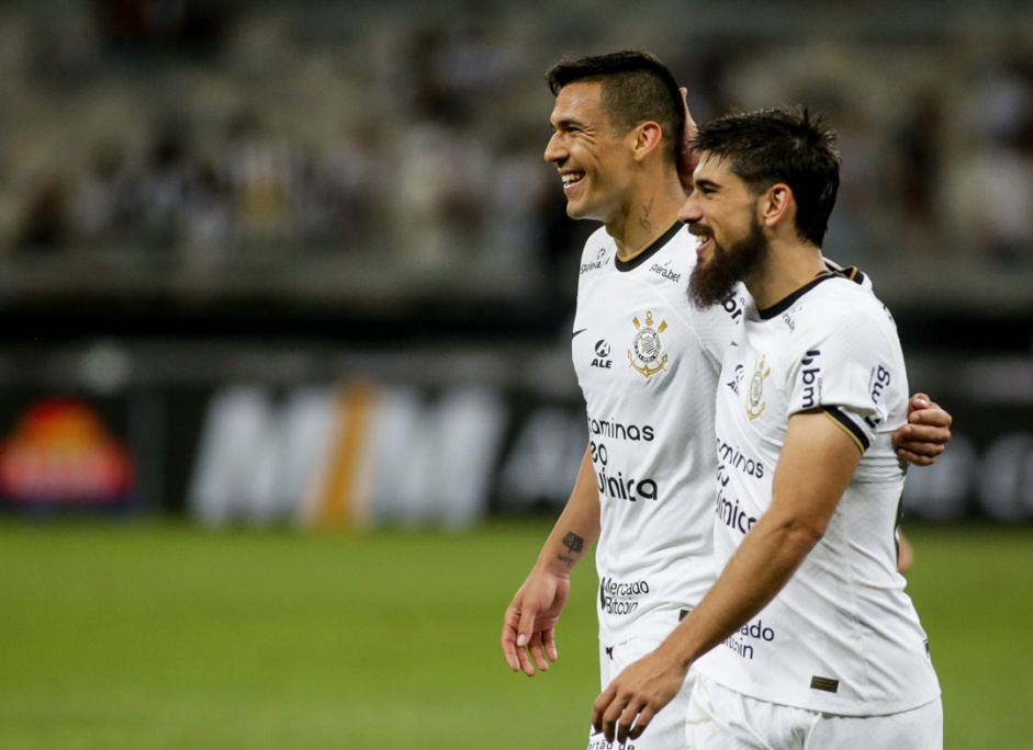 Balbuena e Bruno Mndez celebram a vitria do Corinthians contra o Atltico-MG