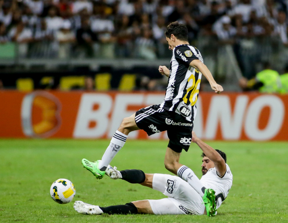 Bruno Mndez em disputa de bola na vitria do Corinthians