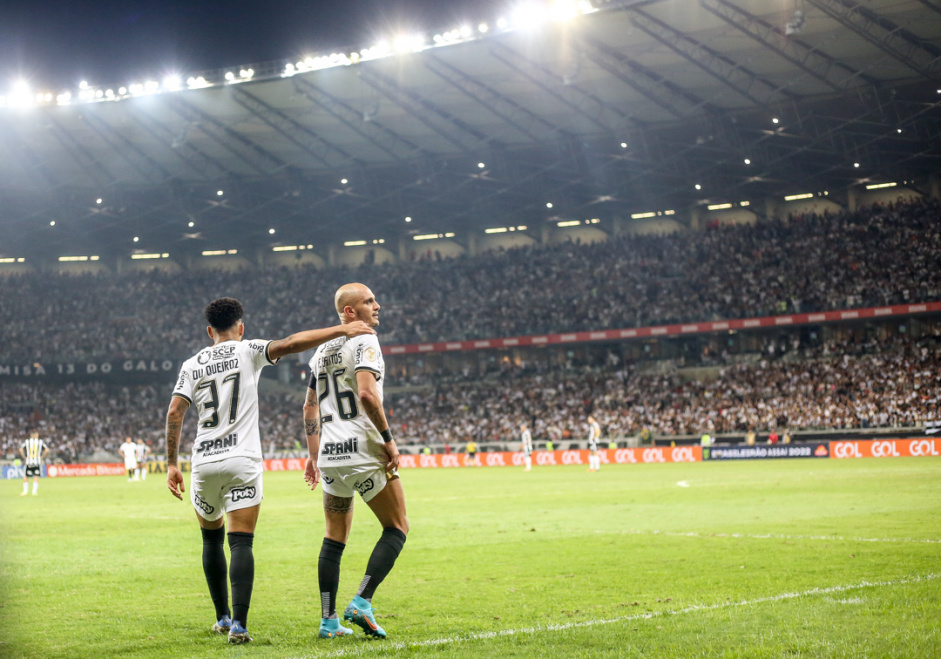 Fbio Santos e Du Queiroz durante comemorao do gol corinthiano contra o Atltico-MG