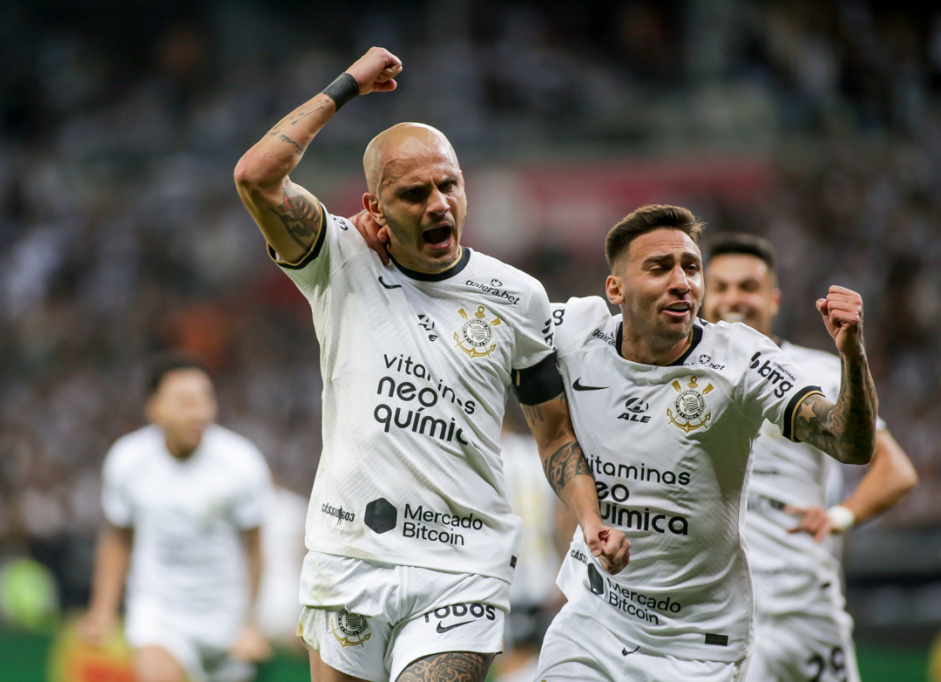 Fbio Santos e Gustavo Silva comemoram gol marcado pelo Corinthians